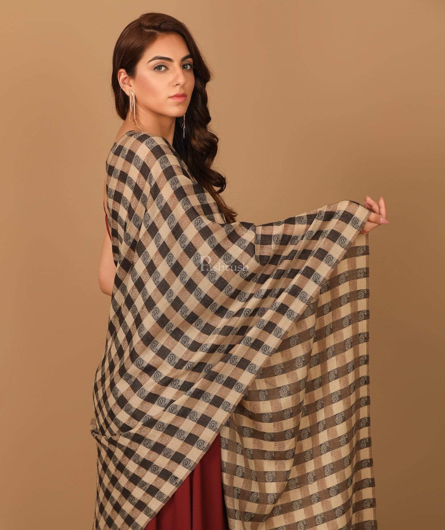 Pashtush Womens Luxury Wool Checkered Scarf,  Reversible, Extra-Fine, Black And Beige - Image 5