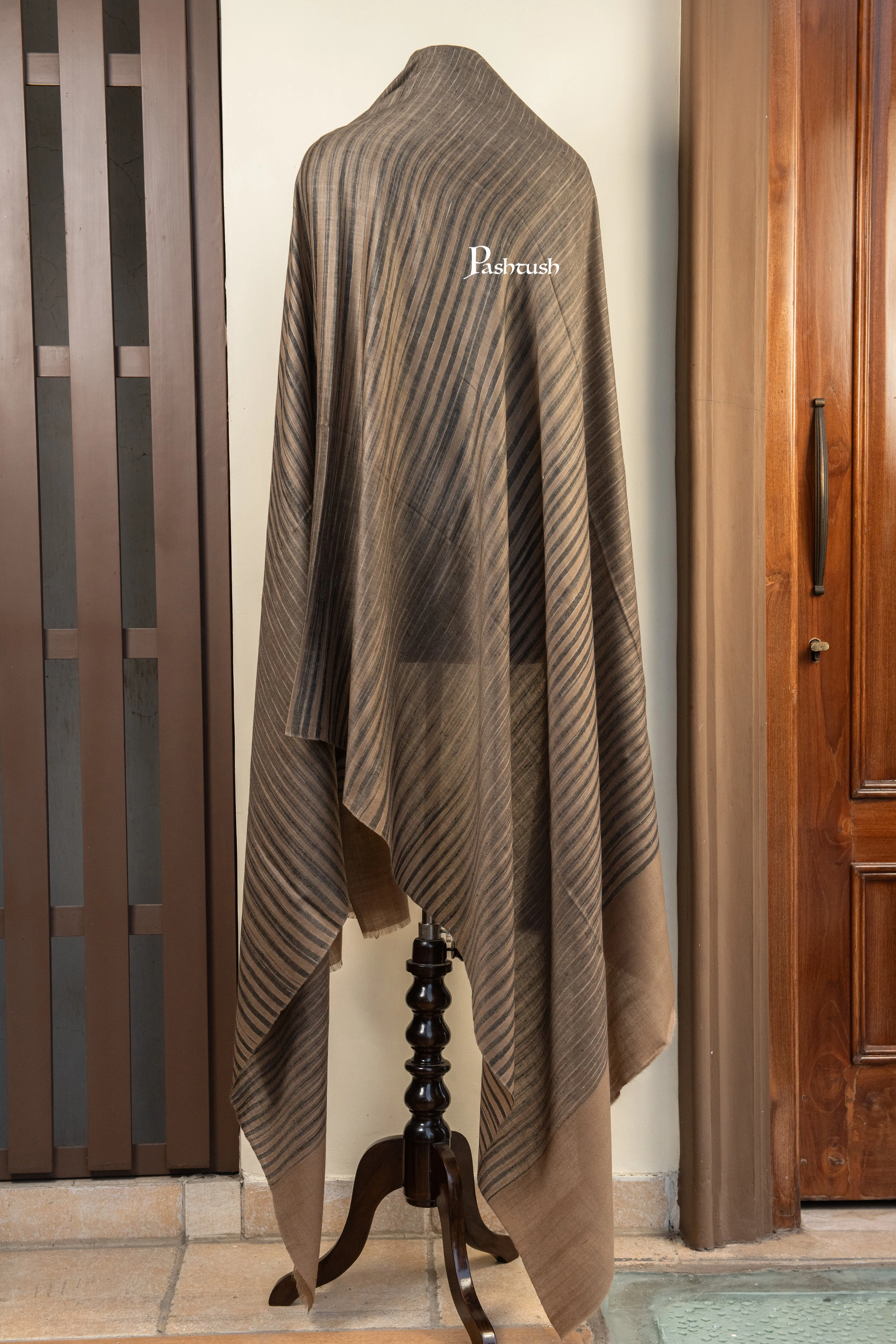 Pashtush Mens Pure Pashmina Shawl, Black and Gold - Image 3