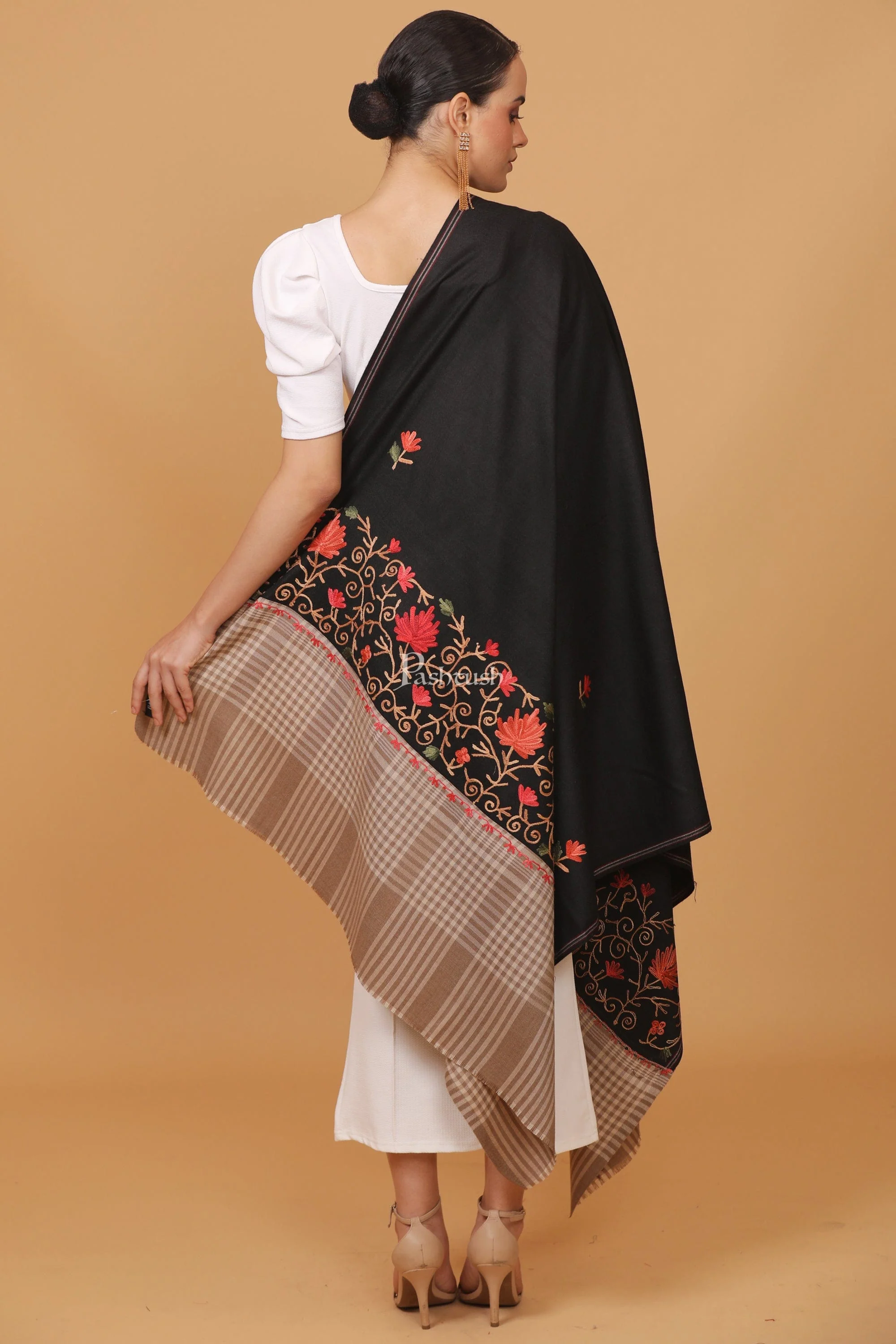 Pashtush womens Fine Wool shawl, contrast chess palla design, Black - Image 5