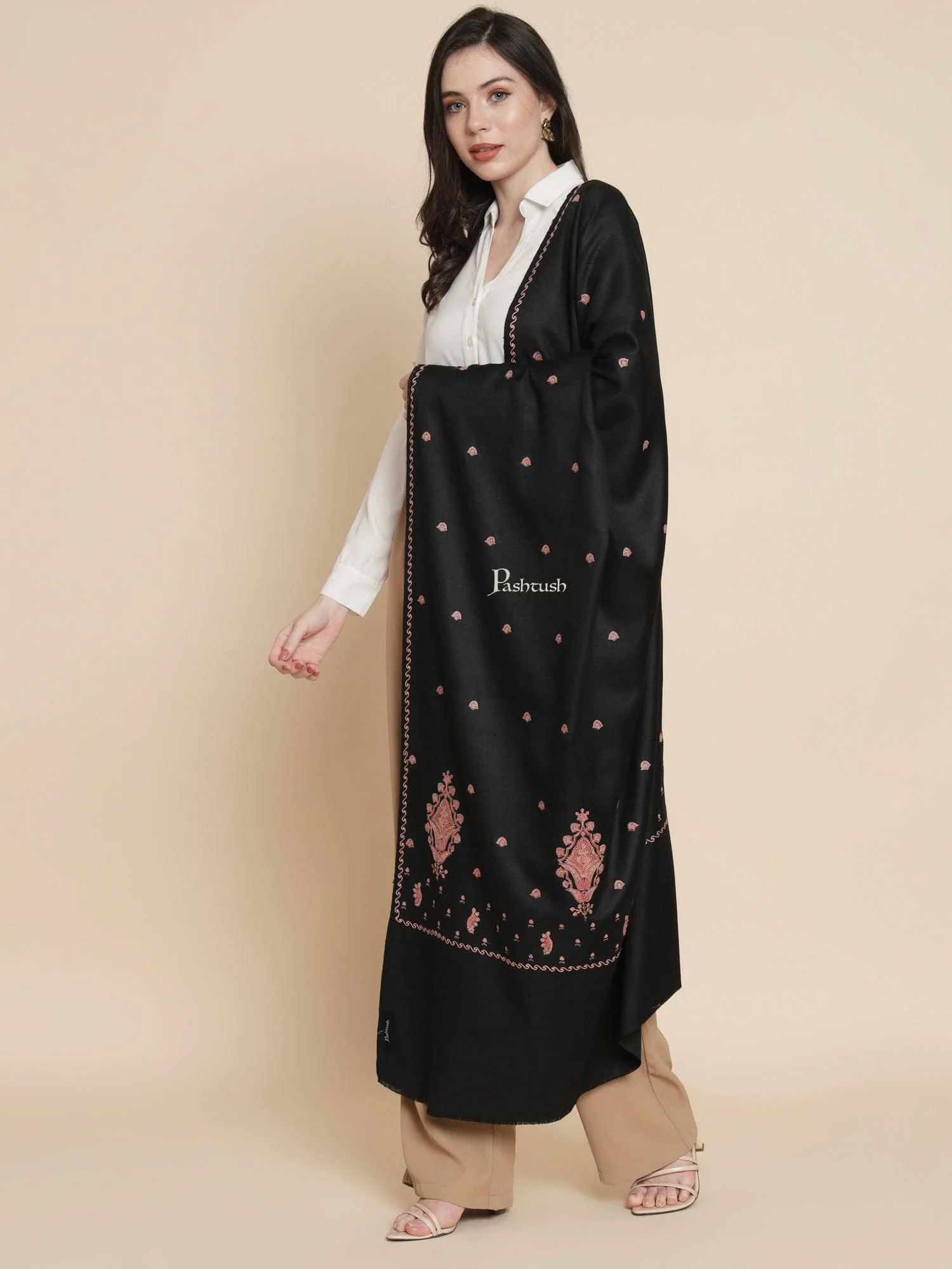 Pashtush womens Fine Wool shawl, pasiley design, Black - Image 2
