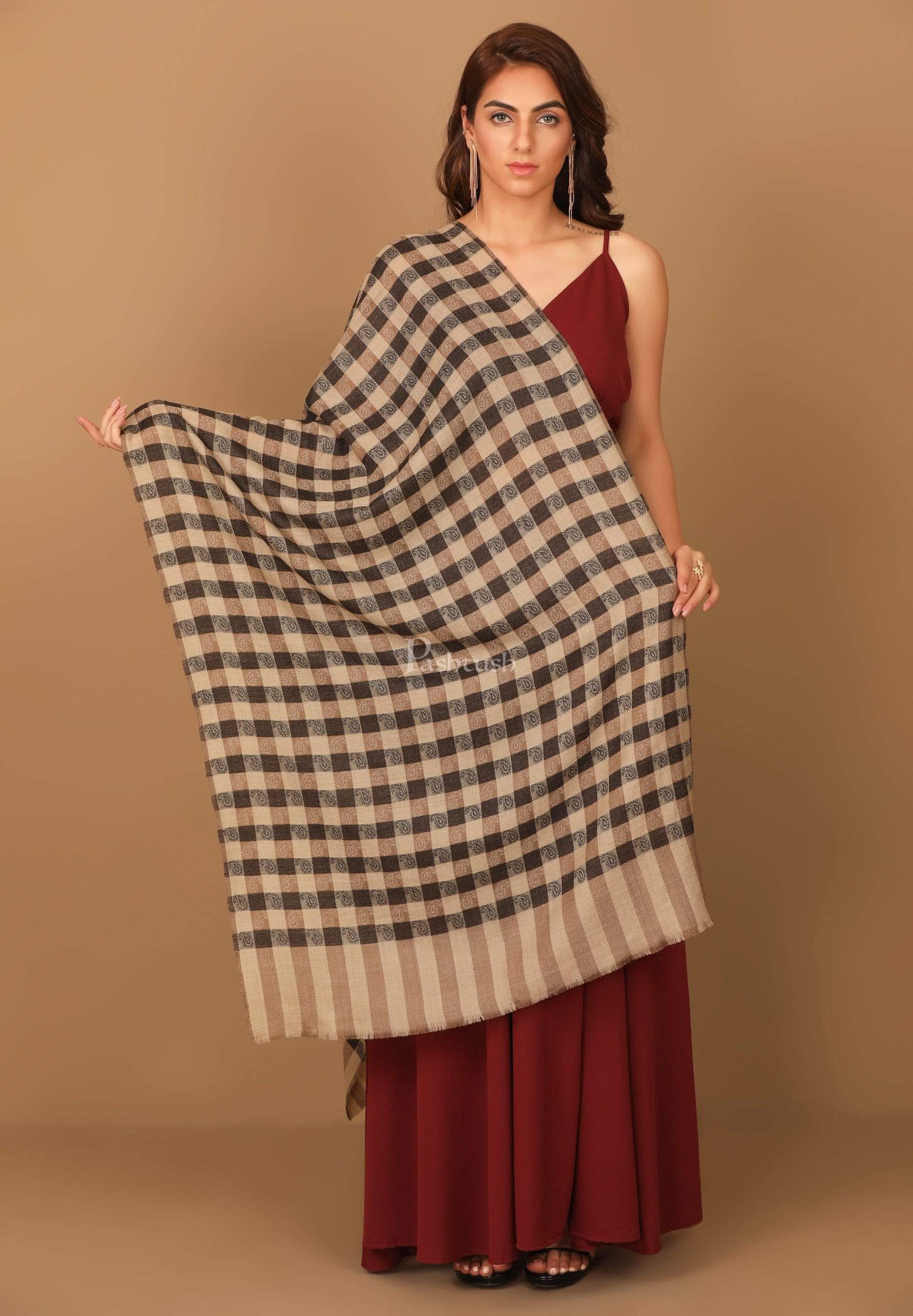 Pashtush Womens Luxury Wool Checkered Scarf,  Reversible, Extra-Fine, Black And Beige - Image 3